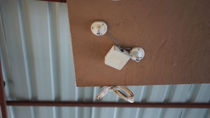 i Antalya'da hırsız, güvenlik kameralarını devre dışı bırakıp iş yerine girdi