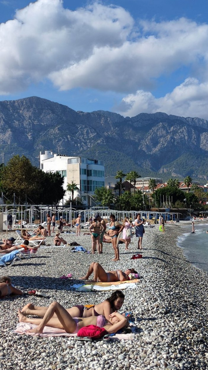 Antalya'daki turistlerin deniz keyfi sürüyor