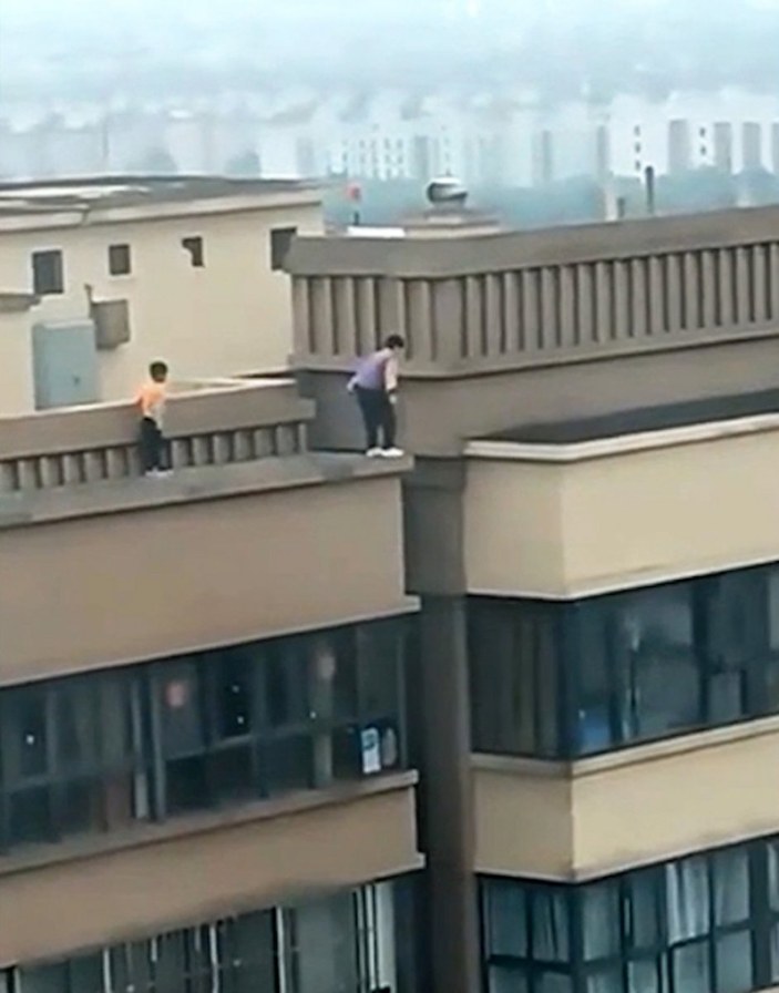 Çin'de 22 katlı binanın çatısında çocukların tehlikeli oyunu