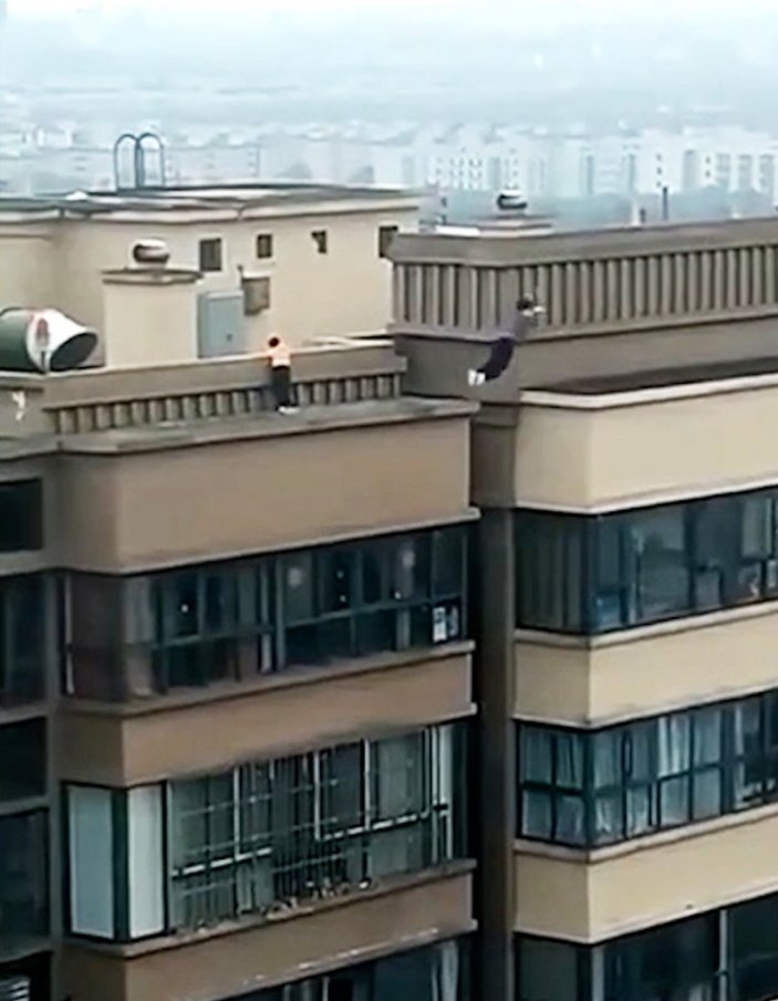 Çin'de 22 katlı binanın çatısında çocukların tehlikeli oyunu