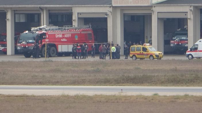Polise yakalanan göçmenler Adana Havalimanı'na girdi
