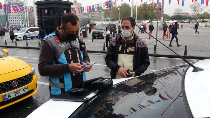Taksim'de ceza yiyen taksici gazetecilere kızdı: Sana ne terbiyesiz