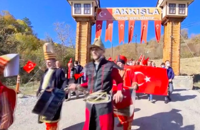 Karabük'te yolları asfaltlanan köylülerden mehterli kutlama