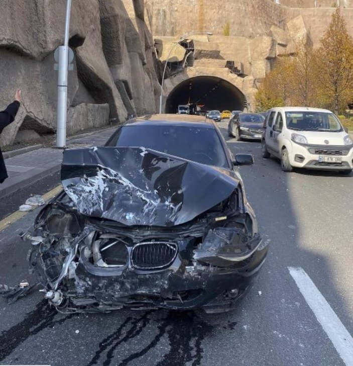 Ankara'da tünel çıkışında otomobilin üzerine beton parçası düştü