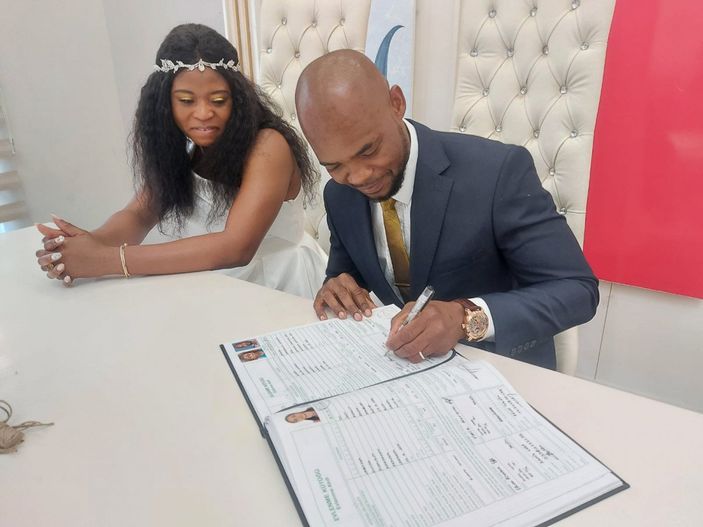 d Bursa’da Nijeryalı çiftin nikahında damat, sandalyeye çıkarak evet dedi