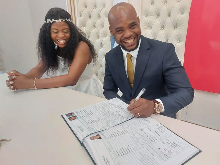 d Bursa’da Nijeryalı çiftin nikahında damat, sandalyeye çıkarak evet dedi