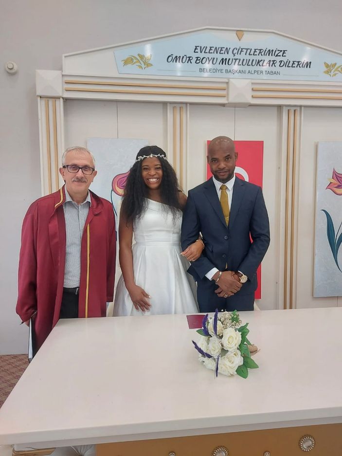 d Bursa’da Nijeryalı çiftin nikahında damat, sandalyeye çıkarak evet dedi