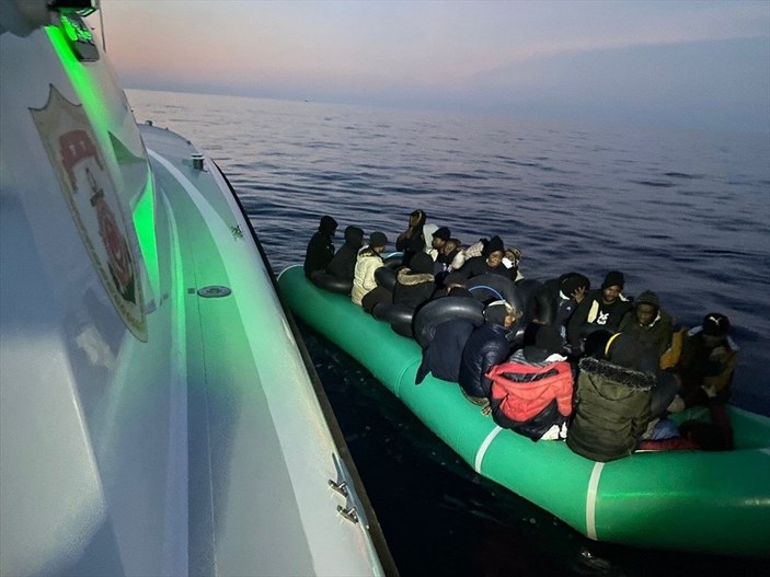 İzmir açıklarında 212 düzensiz göçmen kurtarıldı