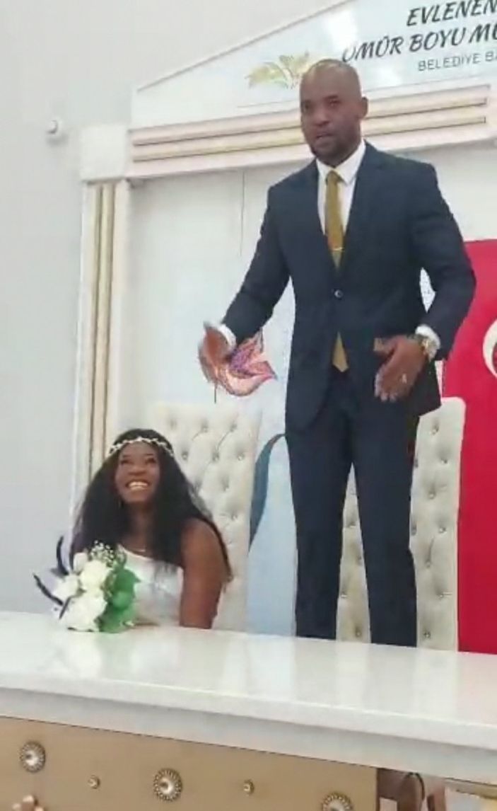 d Bursa’da Nijeryalı çiftin nikahında damat, sandalyeye çıkarak evet dedi