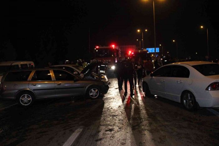 İzmit'te yola dökülen gübre nedeniyle 8 araç birbirine girdi: 2 yaralı