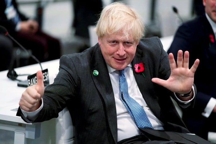 Boris Johnson, COP26 zirvesine kiralık takım elbiseyle katıldı