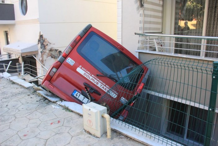 Kocaeli'de dolmuş taksi, apartman boşluğunda asılı kaldı