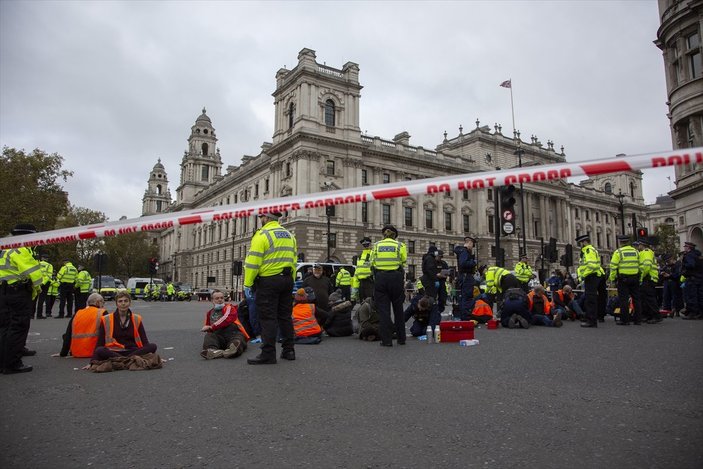İngiltere'de protestocular, kendilerini yollara yapıştırdı