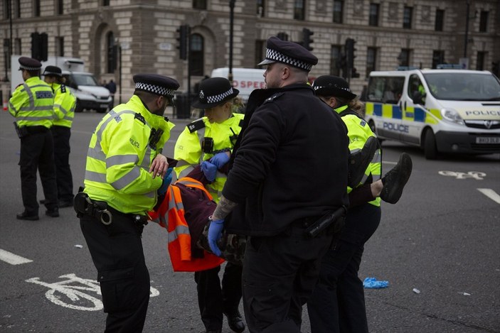 İngiltere'de protestocular, kendilerini yollara yapıştırdı