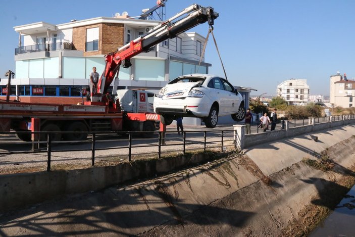 Antalya’da otobüs ile çarpışan otomobil kanala uçtu