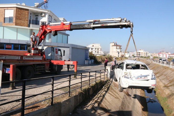 Antalya’da otobüs ile çarpışan otomobil kanala uçtu