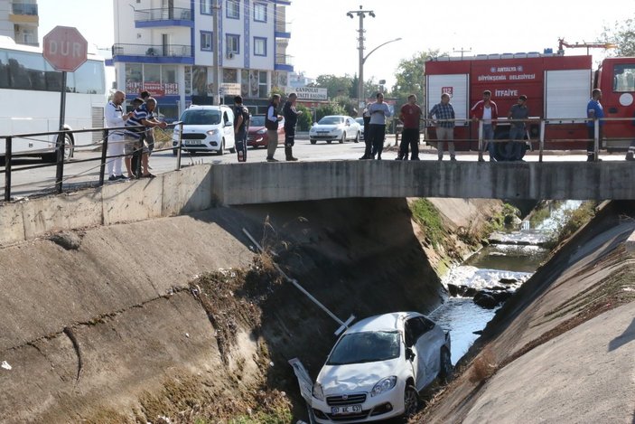 Antalya’da otobüs ile çarpışan otomobil kanala uçtu