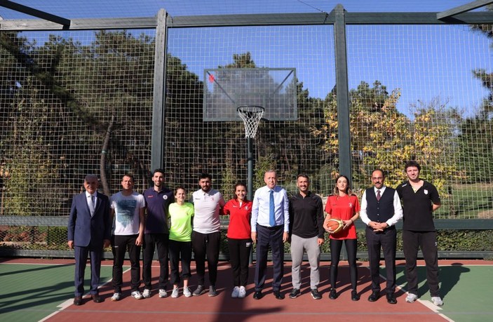 Cumhurbaşkanı Erdoğan, Millet Bahçesi'nde gençlerle basketbol oynadı