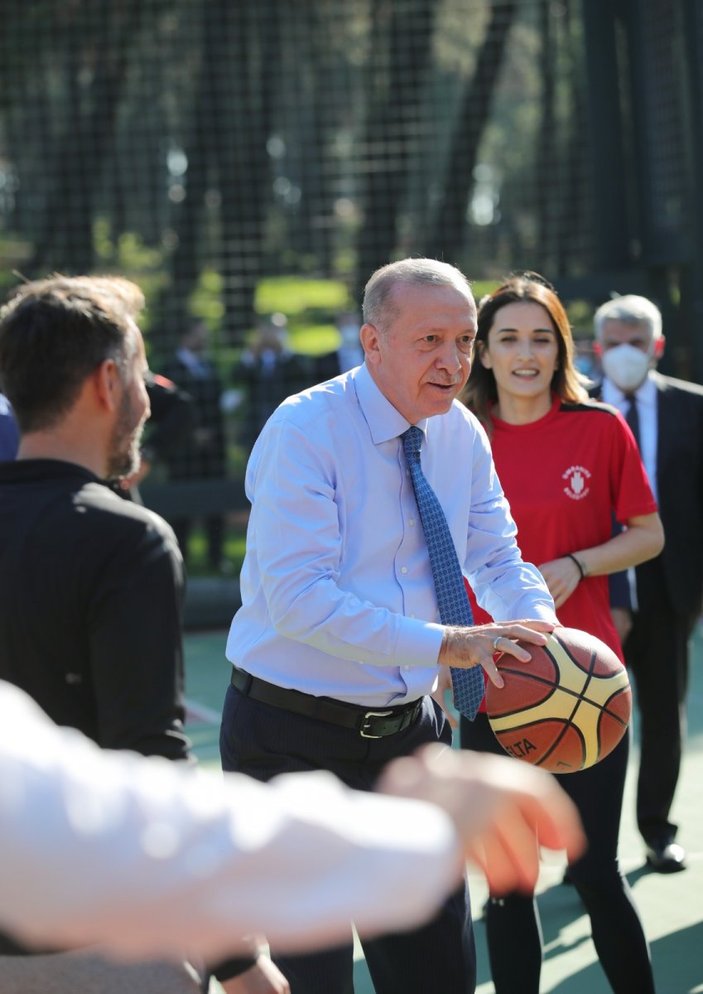 Cumhurbaşkanı Erdoğan, Millet Bahçesi'nde gençlerle basketbol oynadı