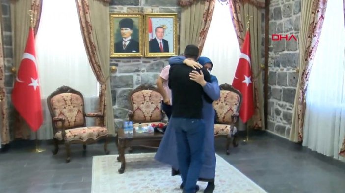 Hakkarili aile, Diyarbakır'da evladına kavuştu