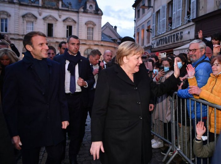 Angela Merkel ile Emmanuel Macron vedalaştı