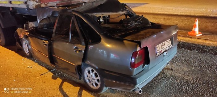 Afyonkarahisar'da kırmızı ışıkta bekleyen tıra otomobil çarptı