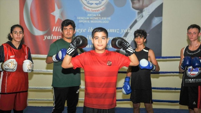 Antalya'da lösemiyi yenen 12 yaşındaki çocuk boksa geri döndü