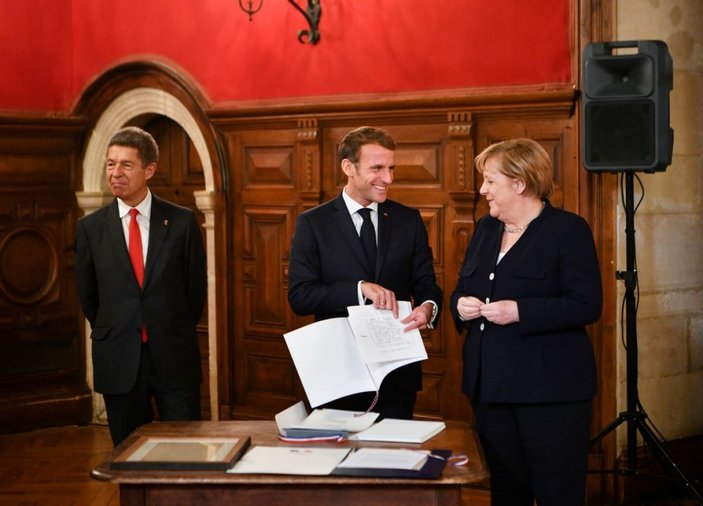 Angela Merkel ile Emmanuel Macron vedalaştı