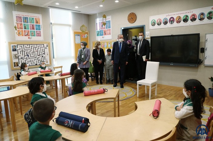 Cumhurbaşkanı Erdoğan, Palet Türk Müziği İlkokulu'nda çocuklarla şarkı söyledi
