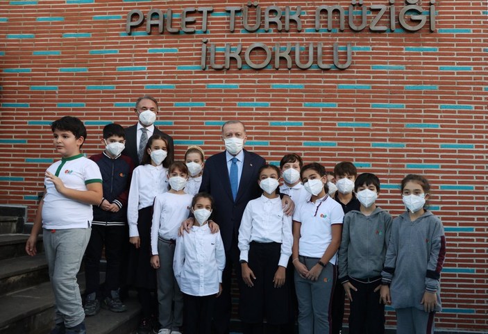 Cumhurbaşkanı Erdoğan, Palet Türk Müziği İlkokulu'nda çocuklarla şarkı söyledi