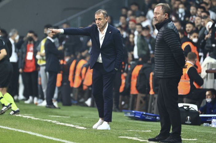 Beşiktaş taraftarlarının Abdullah Avcı'ya protestosu