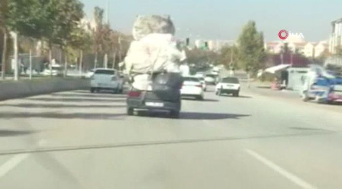 Ankara trafiğinde kamyon gibi yüklenen otomobil