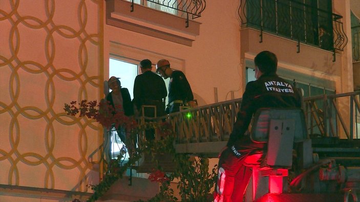Antalya'da bir kadın itfaiyenin merdiveni ile balkondan çıkarıldı