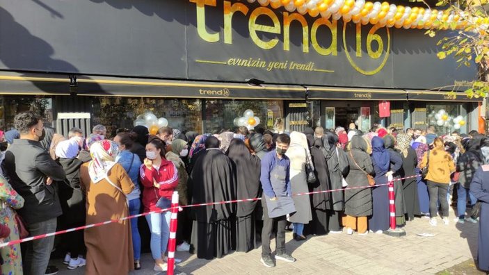 Bursa'da mağaza açılışında izdiham virüsü unutturdu, polis kalabalığı dağıttı