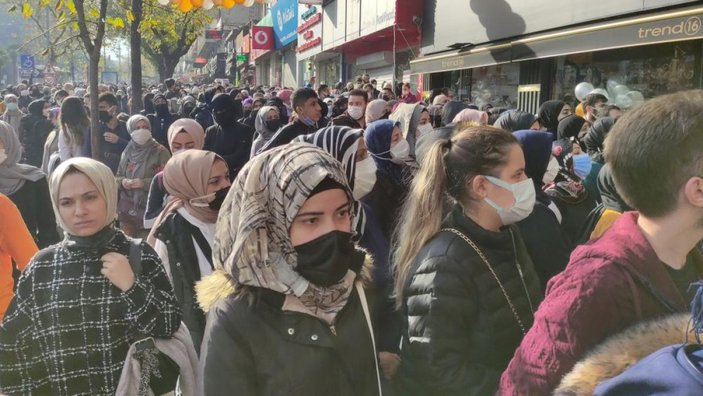 Bursa'da mağaza açılışında izdiham virüsü unutturdu, polis kalabalığı dağıttı