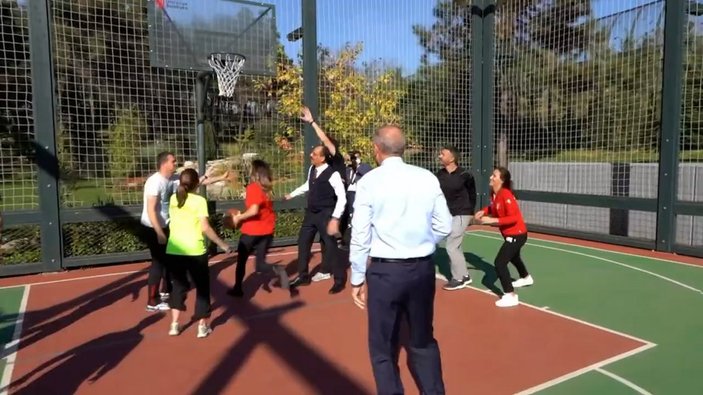 Cumhurbaşkanı Erdoğan'ın gençlerle basketbol maçından yeni görüntüler