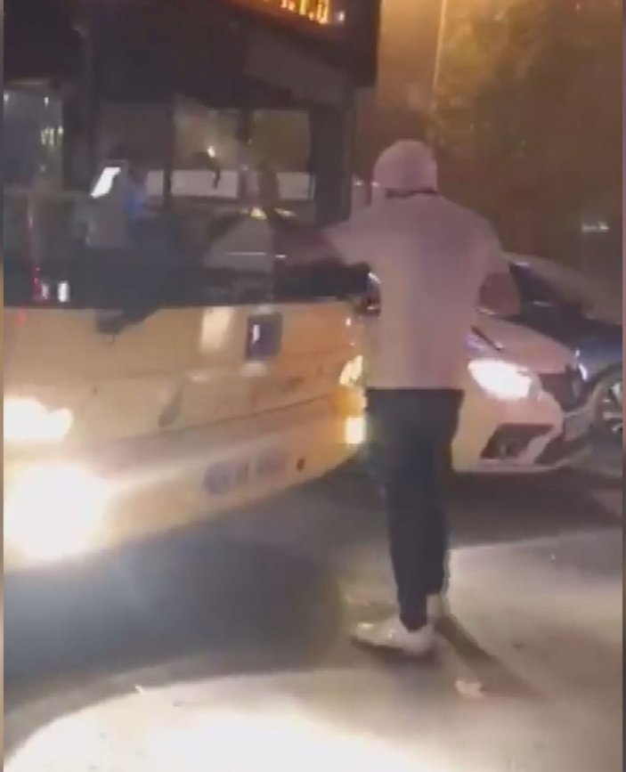 Beşiktaş’ta, omzuyla İETT otobüsünü durdurmaya çalıştı
