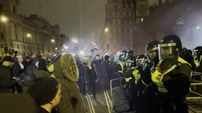 İngiltere'de polis ile göstericiler arasında kavga çıktı