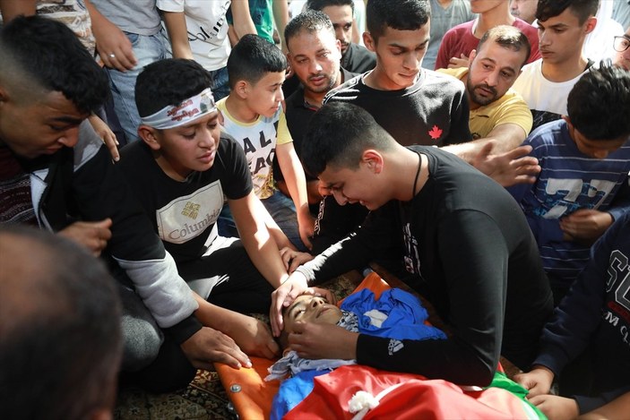 İsrail askerlerinin vurduğu 13 yaşındaki Filistinli çocuk toprağa verildi