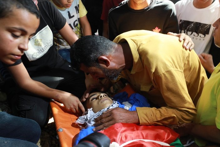 İsrail askerlerinin vurduğu 13 yaşındaki Filistinli çocuk toprağa verildi