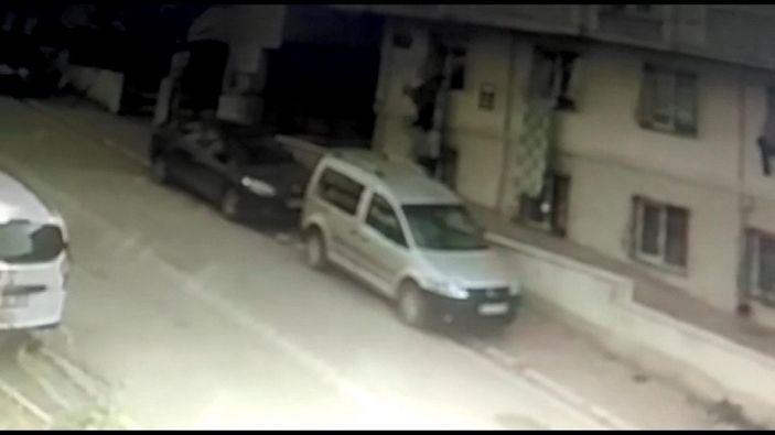 Esenyurt’ta bir kadın, 5’inci katın terasından düştü