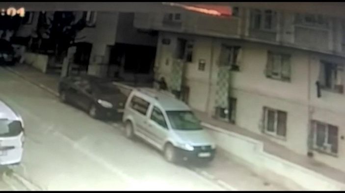 Esenyurt’ta bir kadın, 5’inci katın terasından düştü