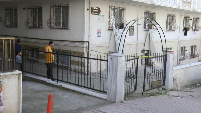 Esenyurt’ta bir kadın, 5’inci katın terasından düştü