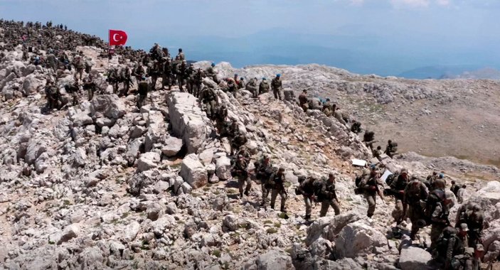 Komandolar şehitler anısına Davraz Dağı'na tırmandı