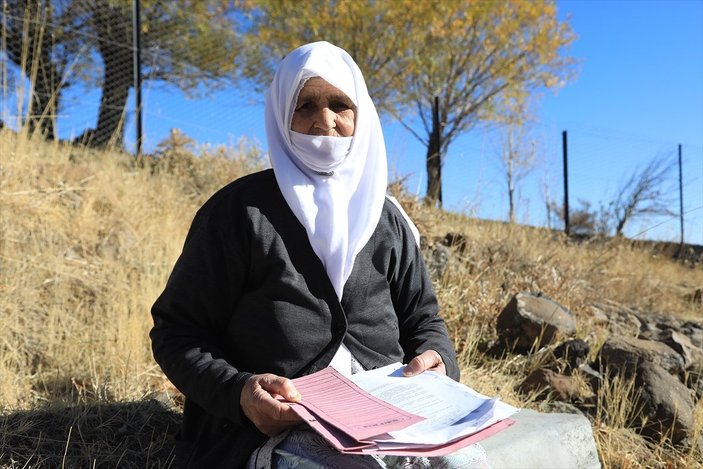 Lütfü Türkkan'ın küfrettiği şehit ağabeyinin annesi oğlunun mezarını ziyaret etti