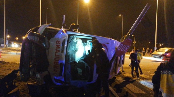 Bolu'da kazazedeyi hastaneye götüren ambulans kaza yaptı: 5 yaralı