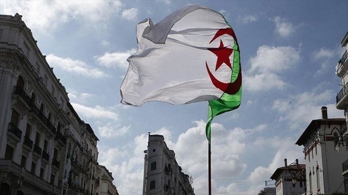 Cezayir ordusu: Macron, doğru ile yalanı ayırt edemiyor
