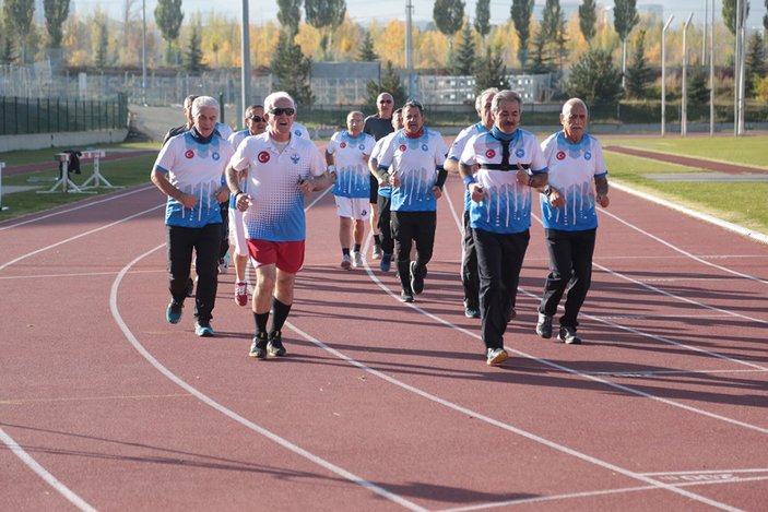 Erzurum'da maratona hazırlanan 'Çılgın Dadaşlar' spor tutkularıyla gençlere taş çıkartıyor