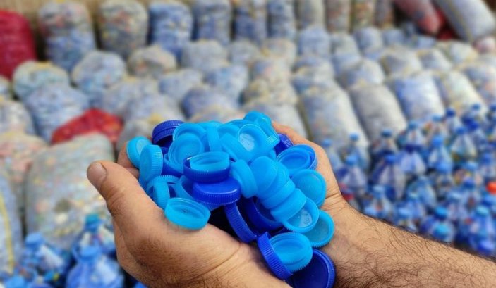 Bursalı gönüllü engelliler için 1 ton mavi kapak topladı