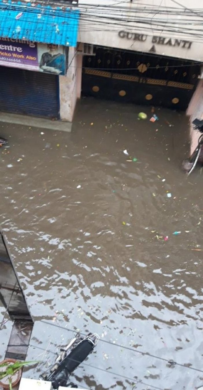 Hindistan'da şiddetli yağışlar sele neden oldu